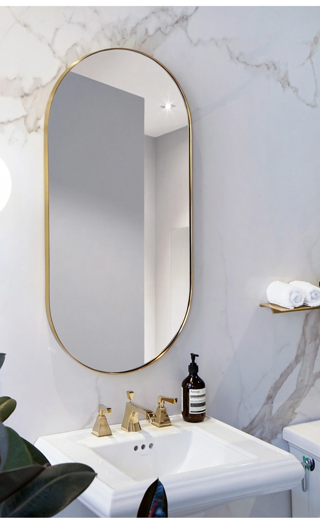 Grandi specchi con cornice in vetro su un lato in metallo alla moda sopra lo specchio da bagno