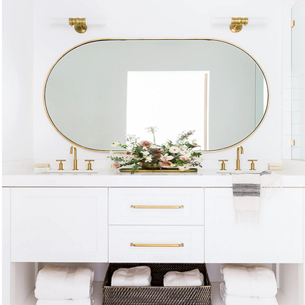Grandi specchi con cornice in vetro su un lato in metallo alla moda sopra lo specchio da bagno