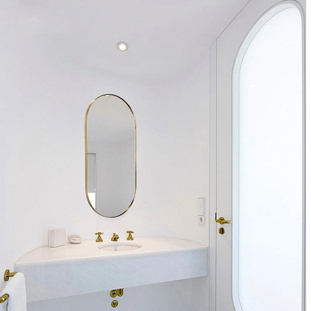 Grandi specchi con cornice in vetro su un lato in metallo alla moda sopra lo specchio da bagno